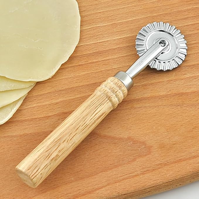 Fluted Pastry Cutter Wheel with Wooden Handle,Food-Grade Zinc Alloy Ravioli Dough Cutter, Ergonomic Roller Cutter for Pizza, Dumpling, Pasta, Pie Crust Home Baking