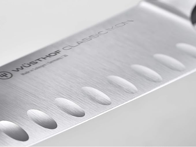 Wüsthof Santoku, Classic Ikon Crème (1040431314), 14 cm Klinge mit Kullenschliff, asiatisches Küchenmesser, geschmiedetes Design-Messer, weißer Griff