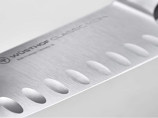 Wüsthof Santoku, Classic Ikon Crème (1040431314), 14 cm Klinge mit Kullenschliff, asiatisches Küchenmesser, geschmiedetes Design-Messer, weißer Griff