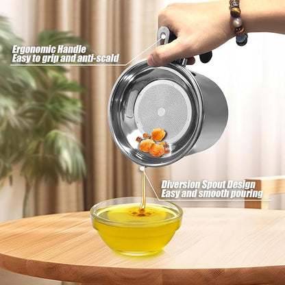 Bacon Grease Container With Strainer,1.3L(46 fl. oz.) Kitchen Stainless Steel Oil Container Can with Strainer and Anti-slip coaster tray for Store Meat Frying Oil and Cooking Grease Storage