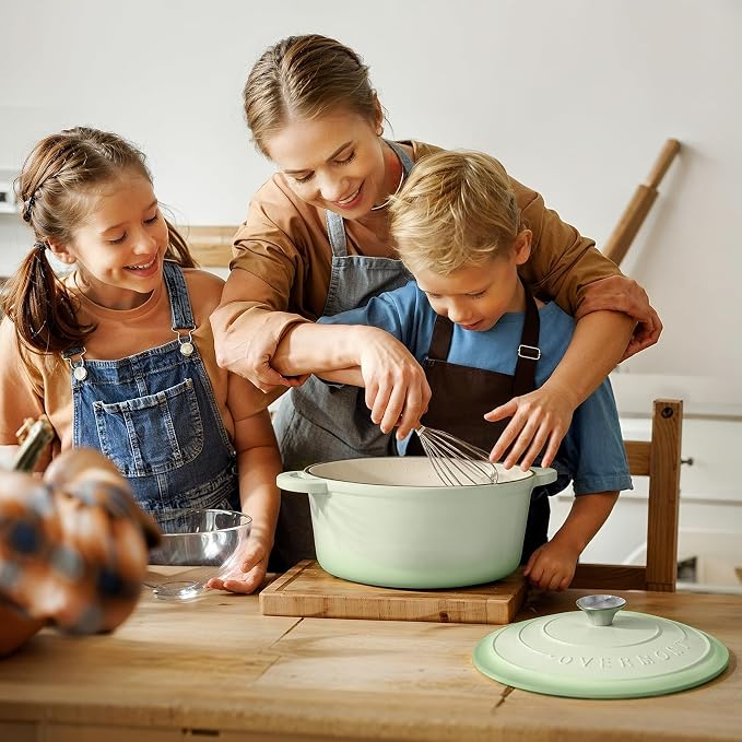 Overmont Enameled Cast Iron Dutch Oven - 4.5QT Pot with Lid Cookbook & Cotton Potholders - Heavy-Duty Cookware for Braising, Stews, Roasting, Bread Baking Verdant