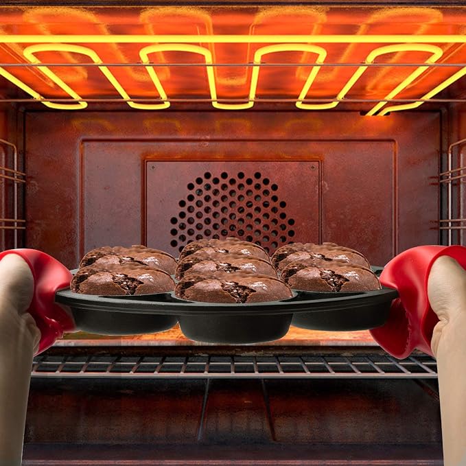 YOLOPLUS+ Pre-seasoned Cast Iron Muffin Pan with Heat Resistant Gloves，11.2 Inch 7 Cups Biscuit Pan with Handle for Biscuits, Cupcake,Muffins, and Scones